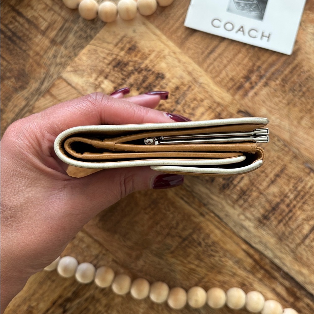 🪈💛COACH Piped Polished Large Framed Wallet💛🪈 - Picture 6 of 11